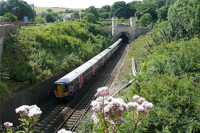 Photo 6x4 Clayton tunnel Clayton\/TQ3014 A Brighton-bound train enters th c2010