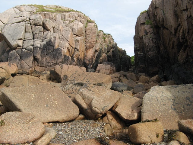 Photo 6x4 Granite cleft Fionnphort A narrow slot through the granite outc c2010