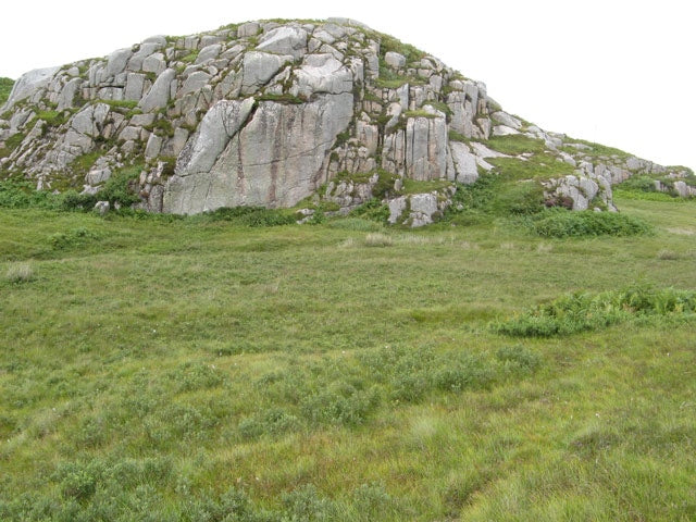 Photo 6x4 Jointed granite Fionnphort A characteristic outcrop of the Ross c2010