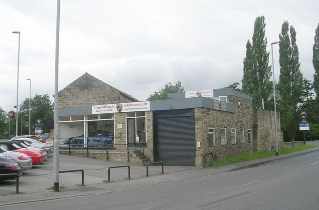 Photo 6x4 Thunder Road Porsche Specialists - Harewood Road Collingham\/SE c2010