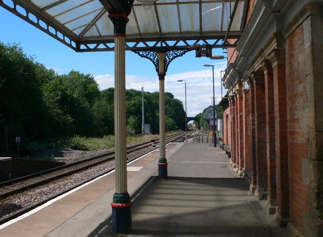 Photo 6x4 Melton Mowbray Railway Station Looking westward along the platf c2010