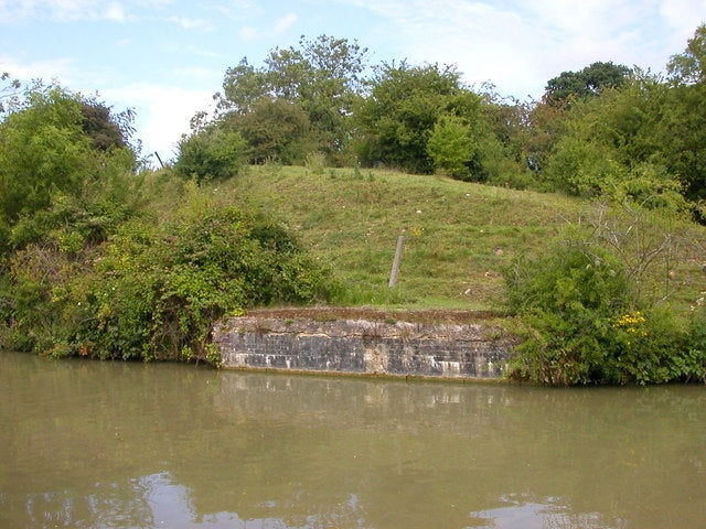 Photo 6x4 Clifton-Dismantled Railway Rugby The abutment of the bridge whi c2010