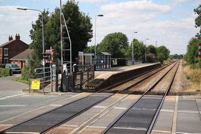 Photo 6x4 Habrough Station Level crossing and Barnetby bound platform at  c2010