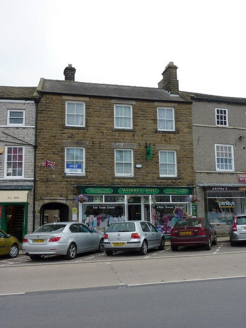 Photo 6x4 Wobbly Dog, Railway Road Leyburn  c2010