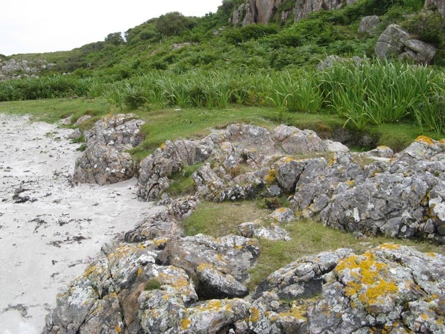 Photo 6x4 Rock outcrops Aridhglas Rock outcrops to the east of the beach  c2010