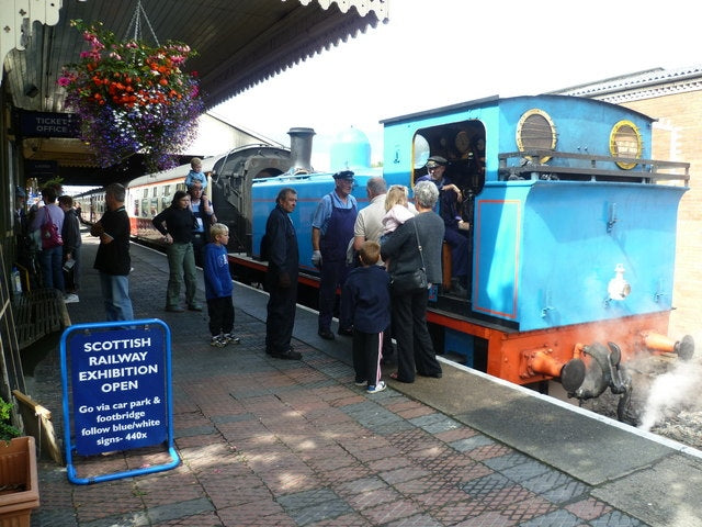 Photo 6x4 Train arrived at Bo'ness Station  c2010