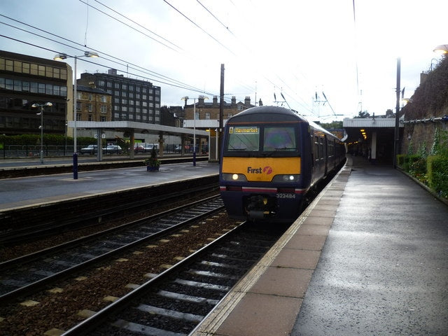 Photo 6x4 Train about to leave Haymarket Craigleith\/NT2374  c2010