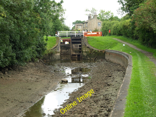 Photo 12x8 An Opportune Time Bank Newton An engineer inspects the inside o c2010