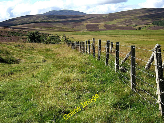 Photo 6x4 Moor edge fence Towie\/NJ4312 Morven in the background. c2010