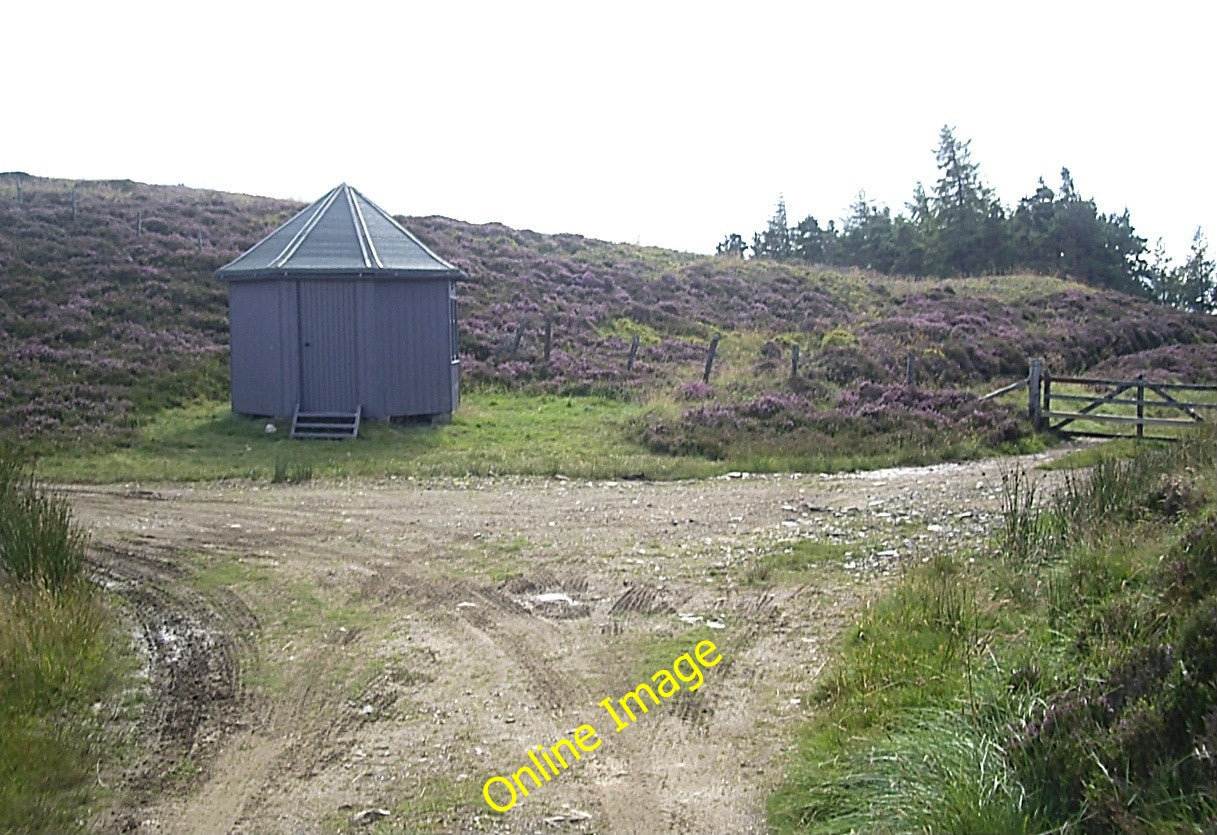 Photo 6x4 Lazy Well bothy Migvie By the moor access gate from c2010