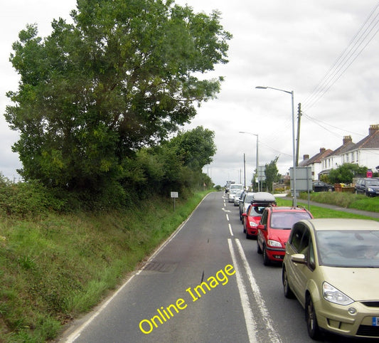 Photo 6x4 Waiting for the train Chapel\/SW8460 Traffic tails back along t c2010