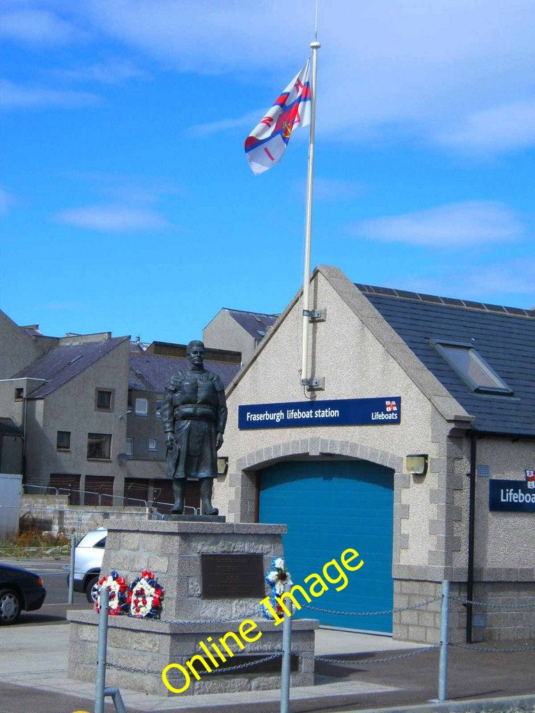 Photo 6x4 Lifeboat Memorial Statue Fraserburgh The figure of a lifeboatma c2010