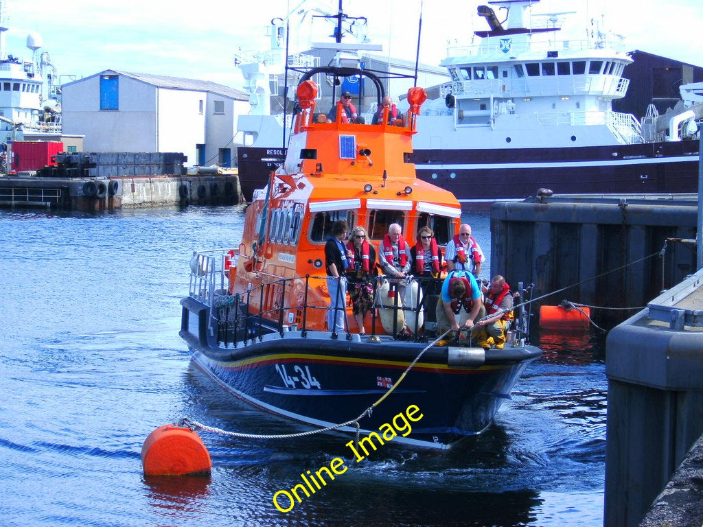 Photo 6x4 Fraserburgh Lifeboat The lifeboat Willie and May Gall returns t c2010