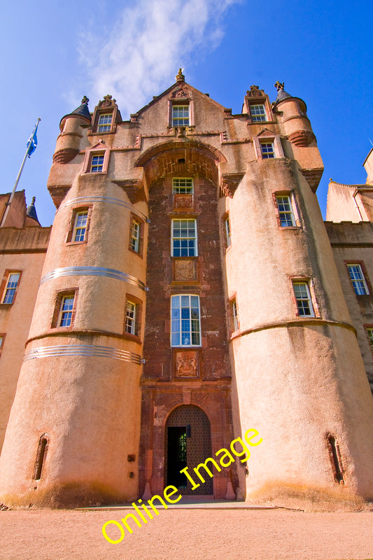 Photo 6x4 Fyvie castle Tifty Imposing front entrance to the castle. c2010