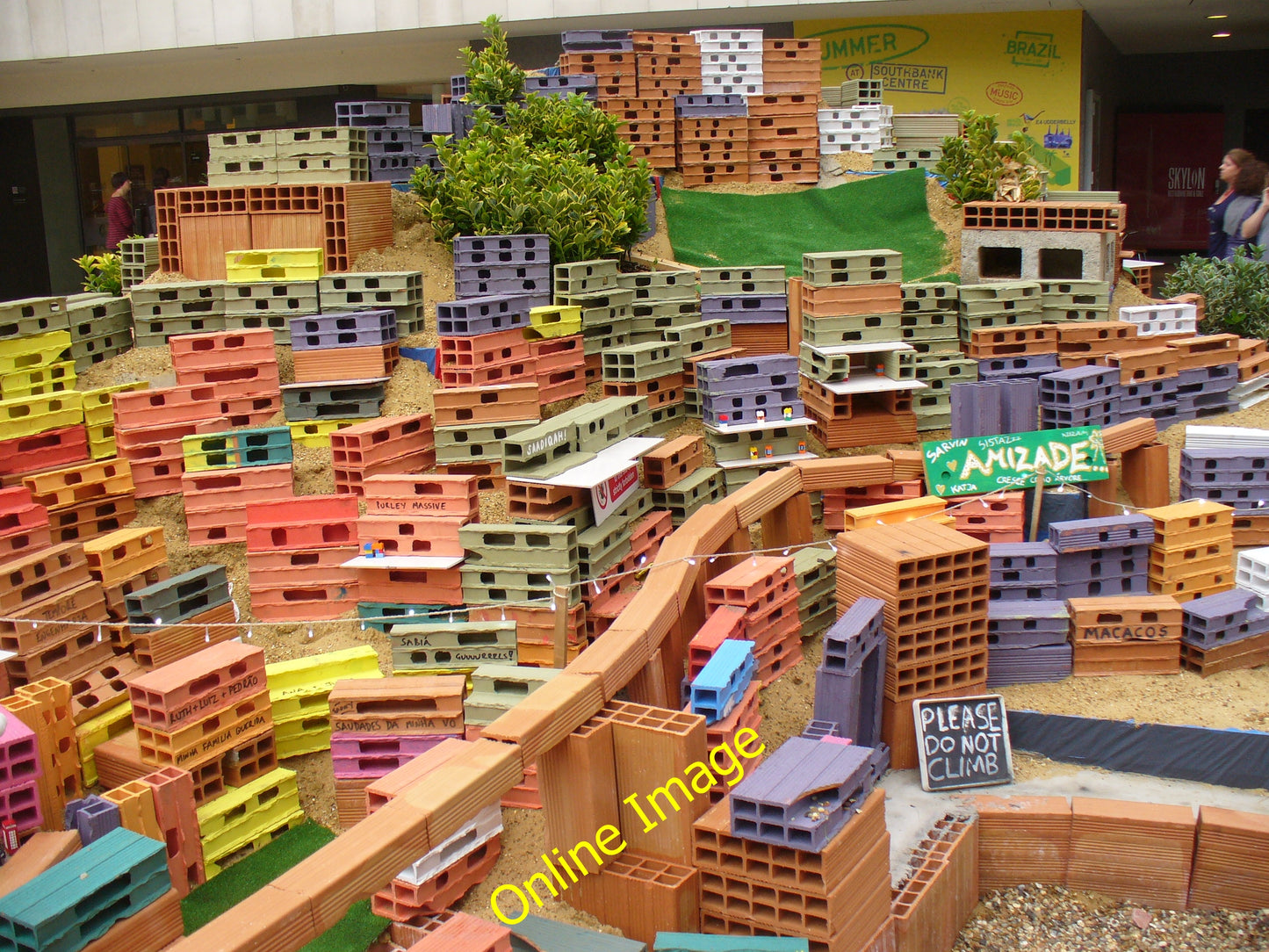 Photo 6x4 Favelas in London Project Morrinho, a growing sculpture outside c2010