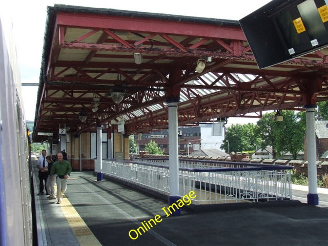 Photo 6x4 Dumbarton Central station Passengers scurry to find the correct c2010