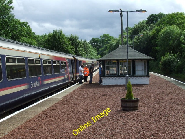 Photo 6x4 Ardlui station Railway staff and passengers chat while they wai c2010