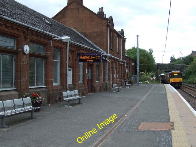 Photo 6x4 Johnstone railway station Johnstone\/NS4362 A train for Glasgow c2010