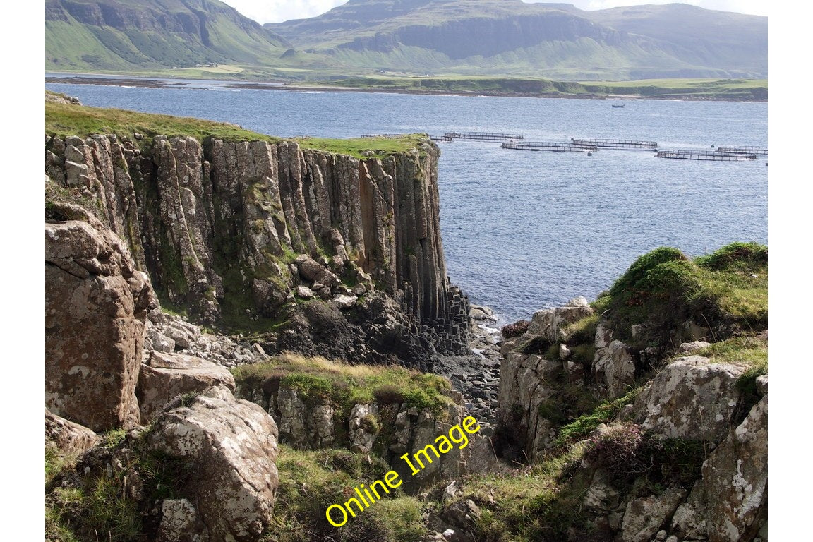 Photo 6x4 Basalt columns, Ulva C\u00f9l a' Gheata An island in the Scotti c2005