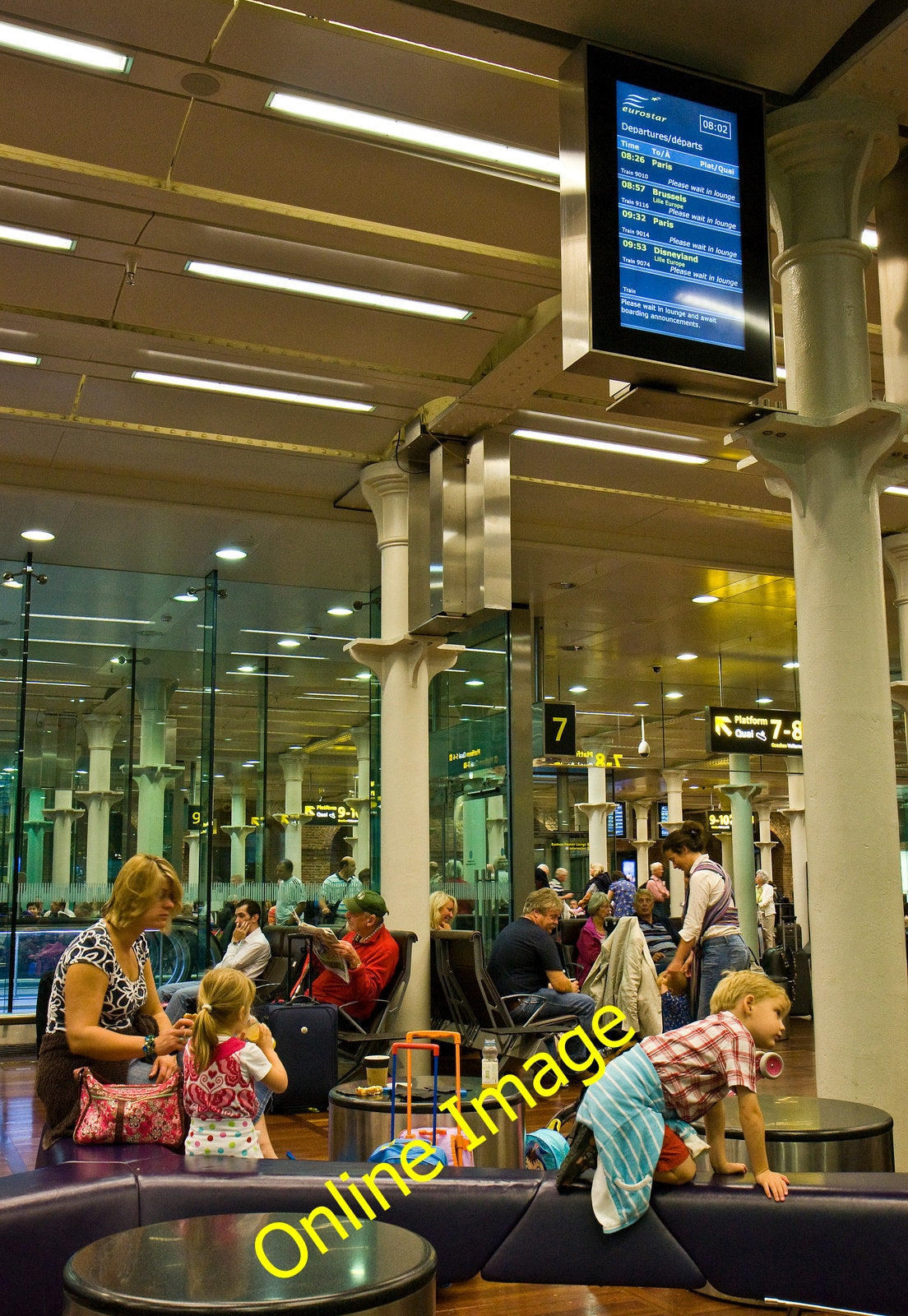 Photo 6x4 Eurostar Lounge London Passengers wait below the platforms for  c2010