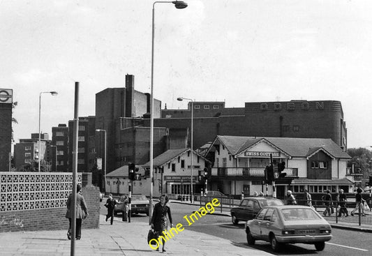 Photo 6x4 The Swiss Cottage Inn and entrance to Underground Station Hamps c1978