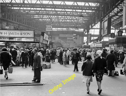 Photo 6x4 Waterloo (Main) Station, concourse London View E towards Platfo c1964