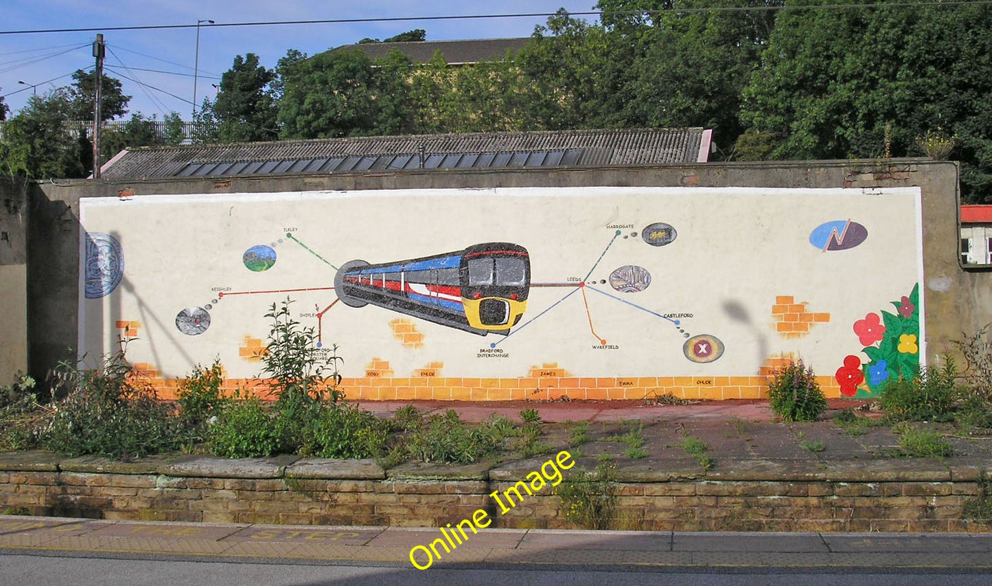 Photo 6x4 Shipley Station mural Shipley\/SE1437 This mural on an unused p c2010