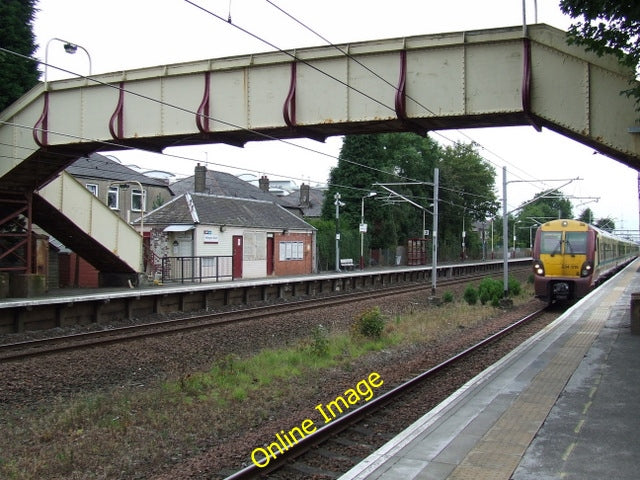 Photo 6x4 Hillington East railway station Cardonald A non stopping train  c2010