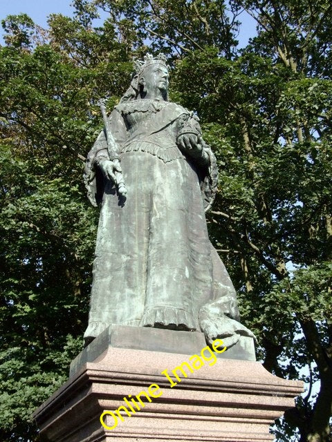 Photo 6x4 Statue of Queen Victoria, Scarborough Scarborough\/TA0388 I now c2010