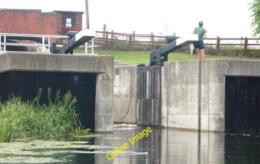 Photo 6x4 Stanground Lock Peterborough Sluice/Lock at exit from Middle Le c2010